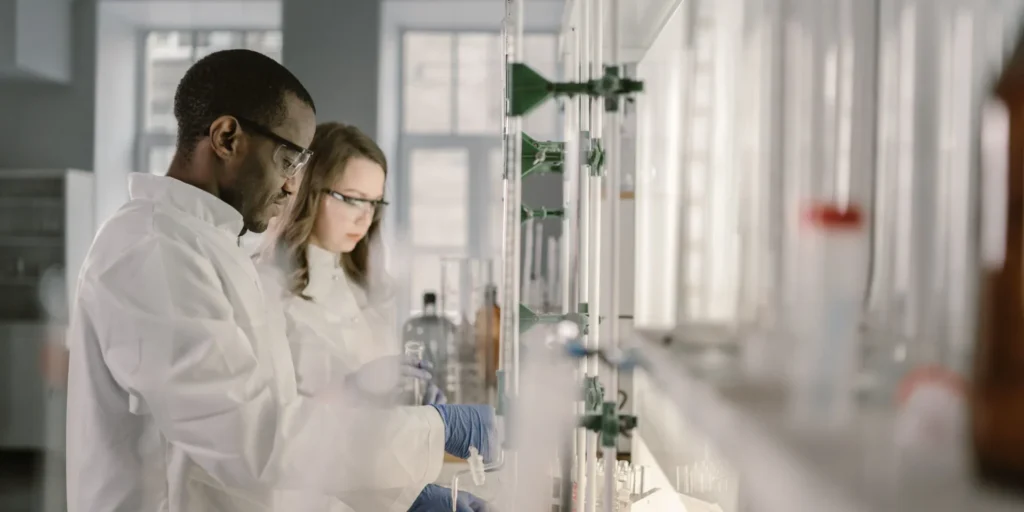 2 pessoas trabalhando em um laboratório